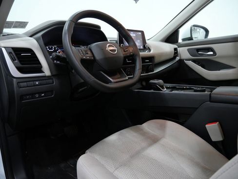 Used 2025 Nissan Rogue SV image 11