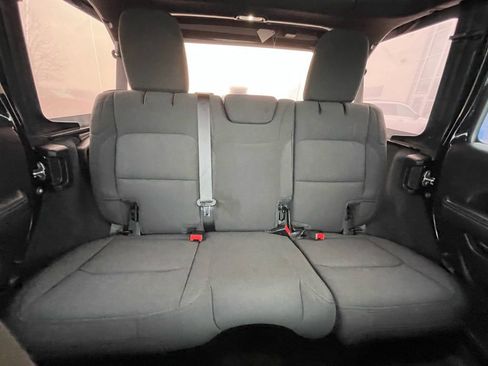 Used 2022 Jeep Wrangler Unlimited Sahara AWD/4WD image 16