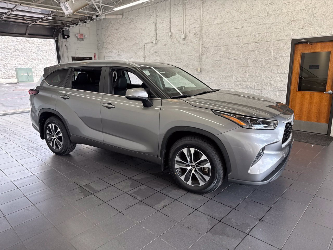 Used 2025 Toyota Highlander XLE AWD/4WD image 1