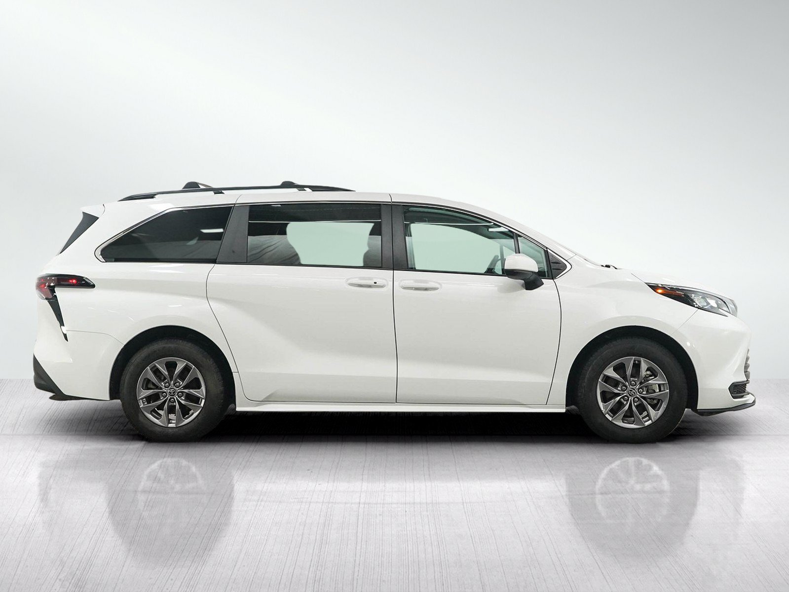 Used 2024 Toyota Sienna LE FWD image 6