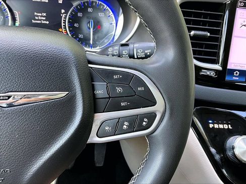 Certified 2023 Chrysler Pacifica Touring-L FWD image 29