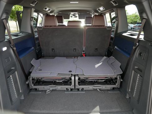 Certified 2025 Volkswagen ID. Buzz Pro S RWD image 18