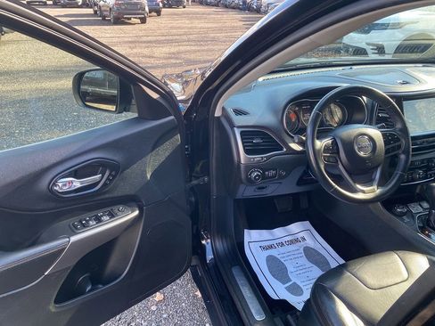 Used 2019 Jeep Cherokee Limited image 10