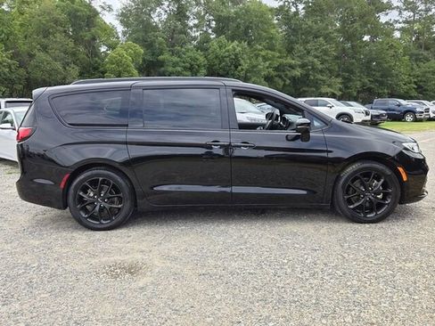 Used 2024 Chrysler Pacifica Limited w/ Uconnect Theater Family Group FWD image 15
