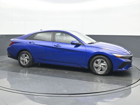 Used 2025 Hyundai Elantra SE image 8