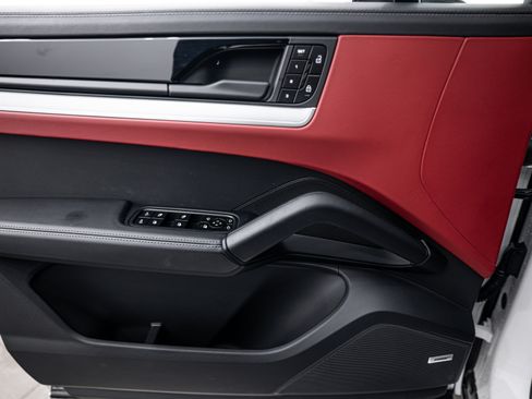 Certified 2025 Porsche Cayenne image 18
