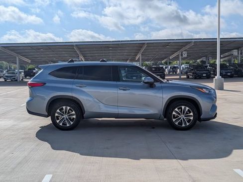 Used 2020 Toyota Highlander XLE FWD image 6