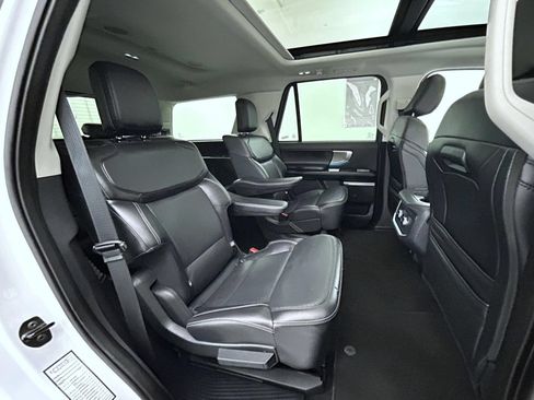 Used 2025 Ford Expedition Platinum AWD/4WD image 19