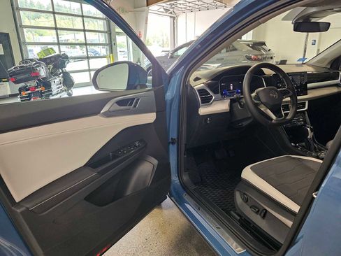New 2025 Volkswagen Taos SE image 19