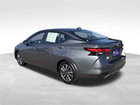 Used 2023 Nissan Versa SV image 3