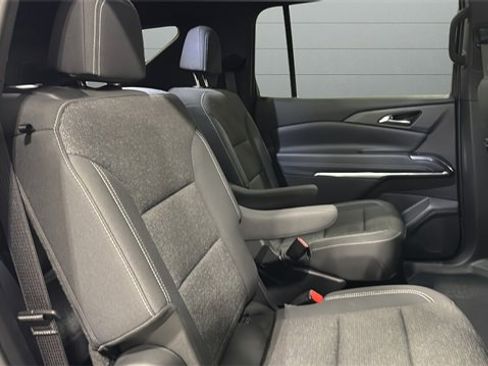 Used 2025 Chevrolet Traverse LT image 30