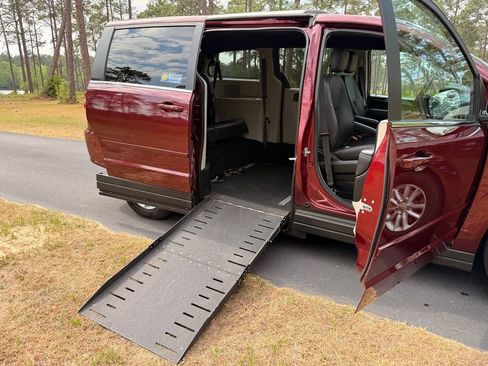 Used 2019 Dodge Grand Caravan SXT FWD image 30