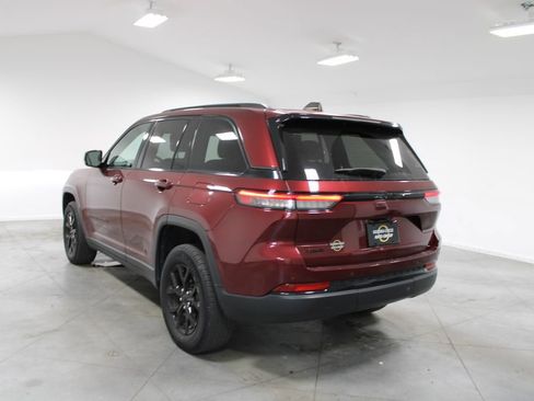 Used 2024 Jeep Grand Cherokee Altitude AWD/4WD image 7
