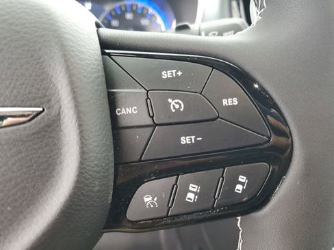 Used 2025 Chrysler Pacifica Limited FWD image 24