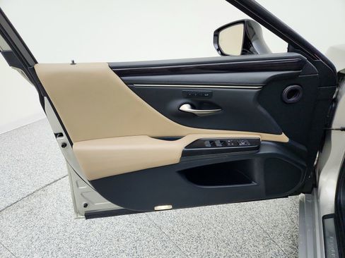 Used 2019 Lexus ES 300h w/ Accessory Package 2 FWD image 26