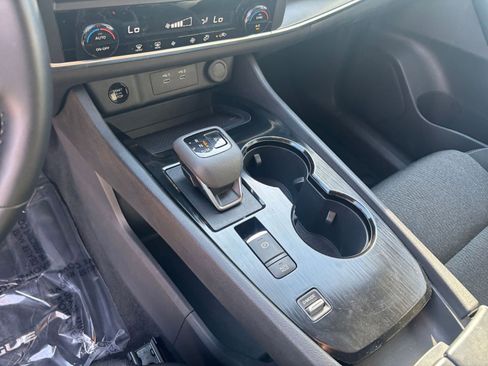 Used 2025 Nissan Rogue SV image 43