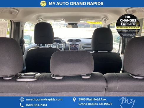 Used 2023 Jeep Renegade Latitude AWD/4WD image 8