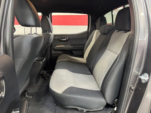 Certified 2022 Toyota Tacoma TRD Off-Road AWD/4WD image 17