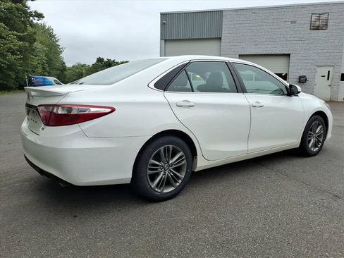 Used 2017 Toyota Camry SE w/ Moonroof Package FWD image 5