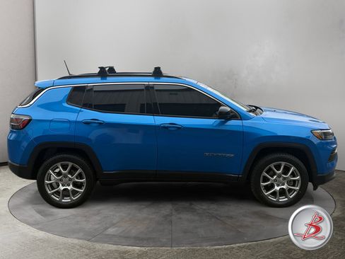 Used 2022 Jeep Compass Latitude w/ Sun and Sound Group AWD/4WD image 8