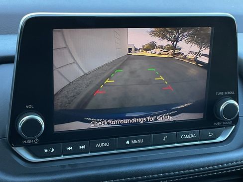 Used 2023 Nissan Rogue S image 29