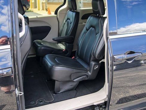 Used 2023 Chrysler Pacifica Touring-L FWD image 26