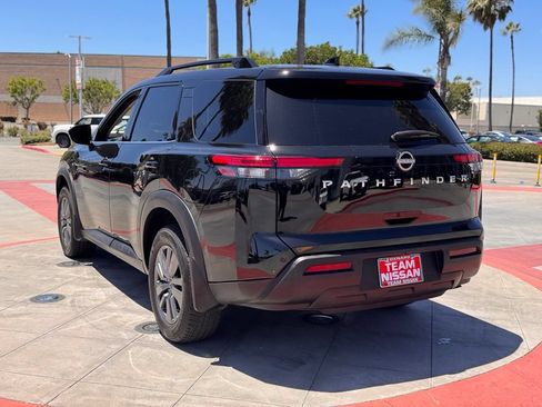 Certified 2025 Nissan Pathfinder SV FWD image 6