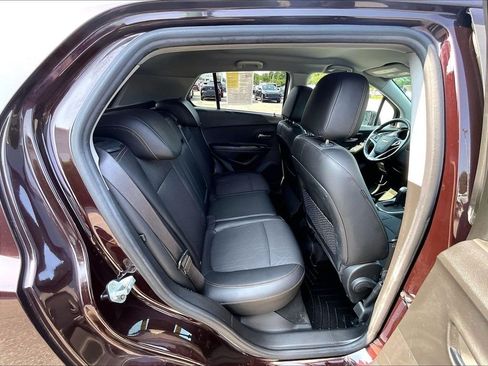Used 2021 Chevrolet Trax LT w/ Driver Confidence Package AWD/4WD image 16