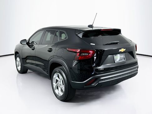 Used 2025 Chevrolet Trax LS w/ LS Convenience Package FWD image 5