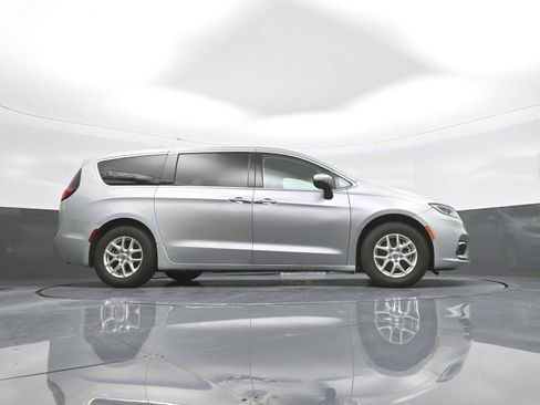 Used 2023 Chrysler Pacifica Touring-L FWD image 44