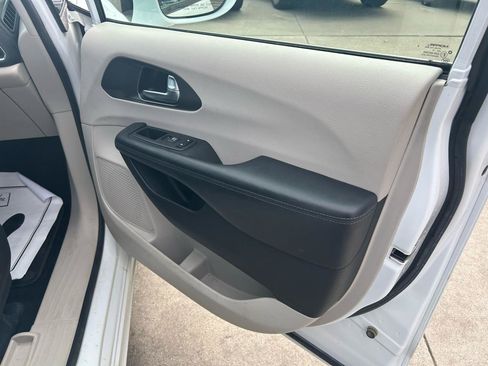 Used 2019 Chrysler Pacifica Limited image 14