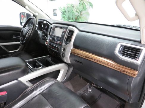 Used 2017 Nissan Titan SL w/ SL Towing Convenience Package image 9