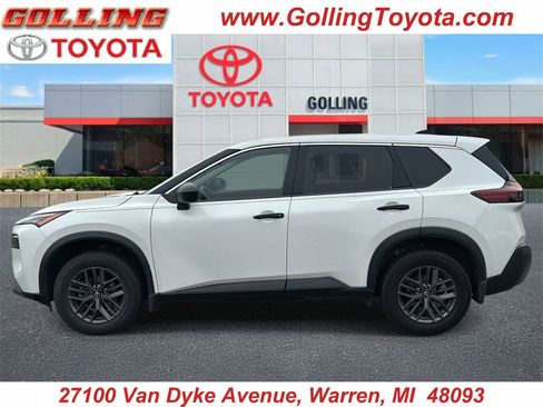 Used 2023 Nissan Rogue S image 2