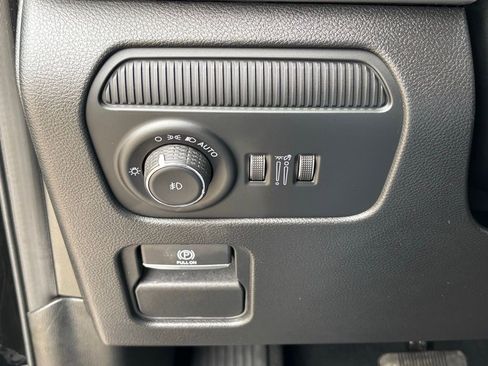 Used 2025 Jeep Wagoneer Series II w/ 8-Passenger Seating Package image 28