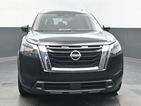 Used 2024 Nissan Pathfinder SV image 3