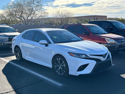 Certified 2019 Toyota Camry SE image 5