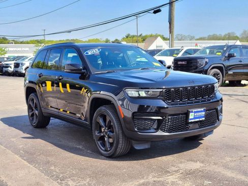 Used 2022 Jeep Grand Cherokee Altitude AWD/4WD image 7