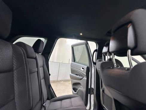 Used 2019 Jeep Grand Cherokee Laredo AWD/4WD image 29