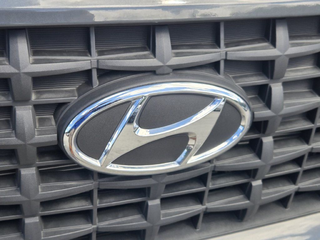 Used 2025 Hyundai Venue SE FWD image 11