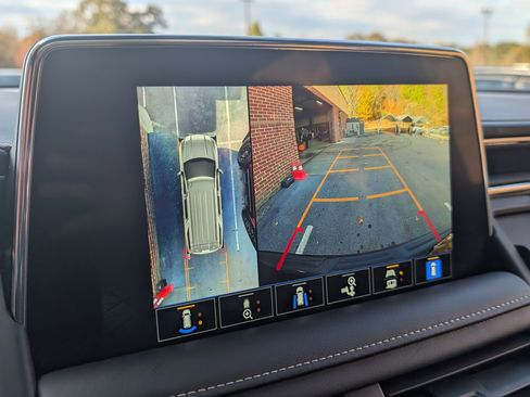 Used 2023 GMC Yukon SLT w/ SLT Luxury Package image 29