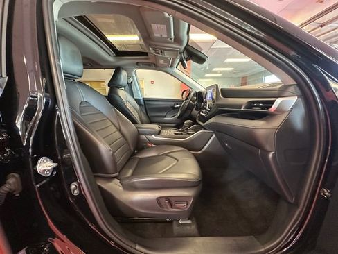 Certified 2024 Toyota Highlander XLE AWD/4WD image 16