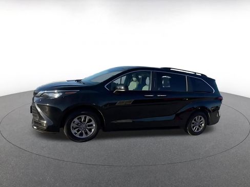 Used 2025 Toyota Sienna XLE image 7