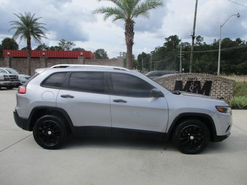 Used 2021 Jeep Cherokee Latitude FWD image 11