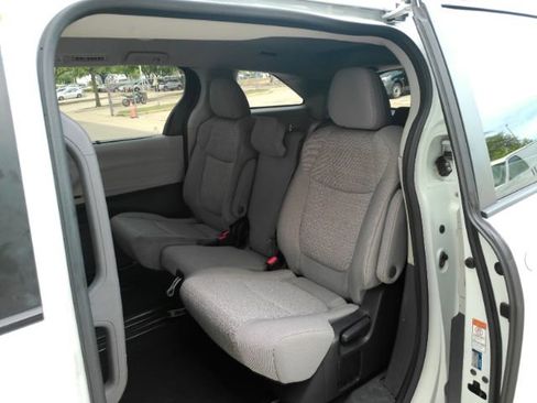 Used 2023 Toyota Sienna LE FWD image 7