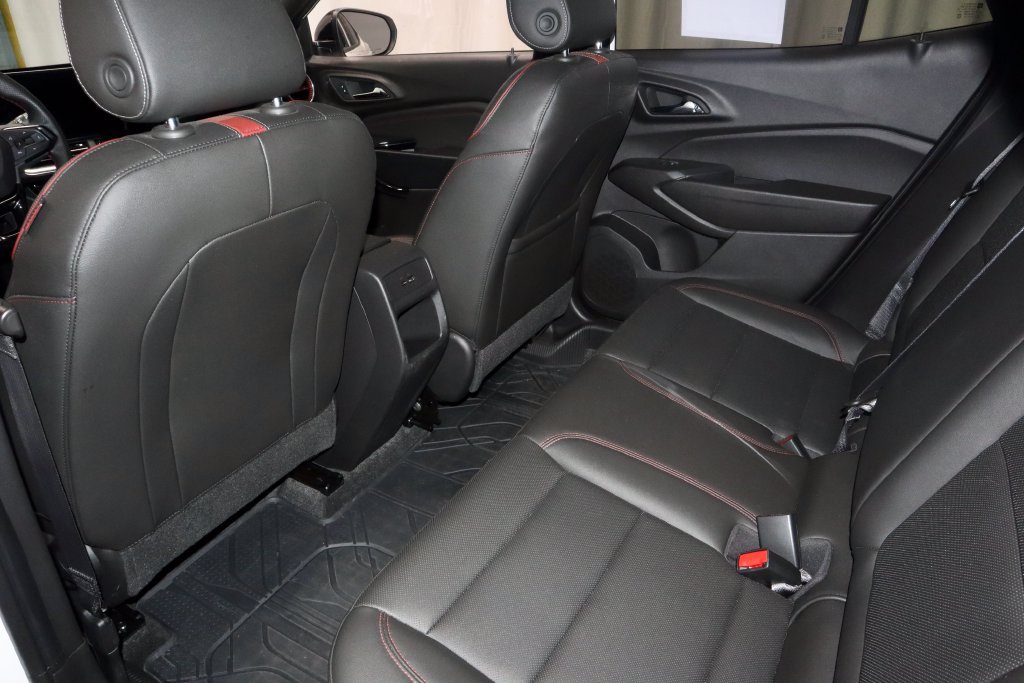 Used 2025 Chevrolet Trax RS FWD image 16