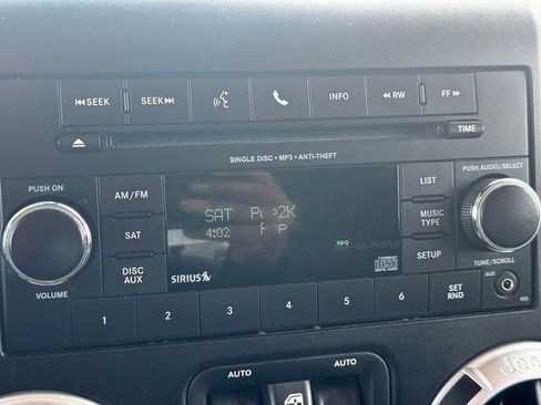 Used 2014 Jeep Wrangler Unlimited Sahara w/ Connectivity Group AWD/4WD image 26