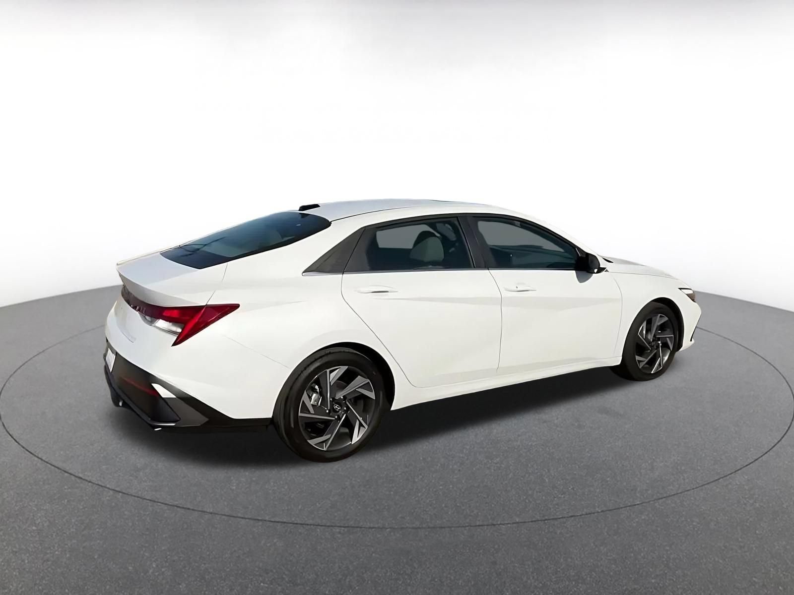 Used 2025 Hyundai Elantra SEL FWD image 13