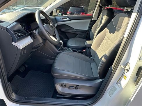 Certified 2023 Volkswagen Taos SE image 9