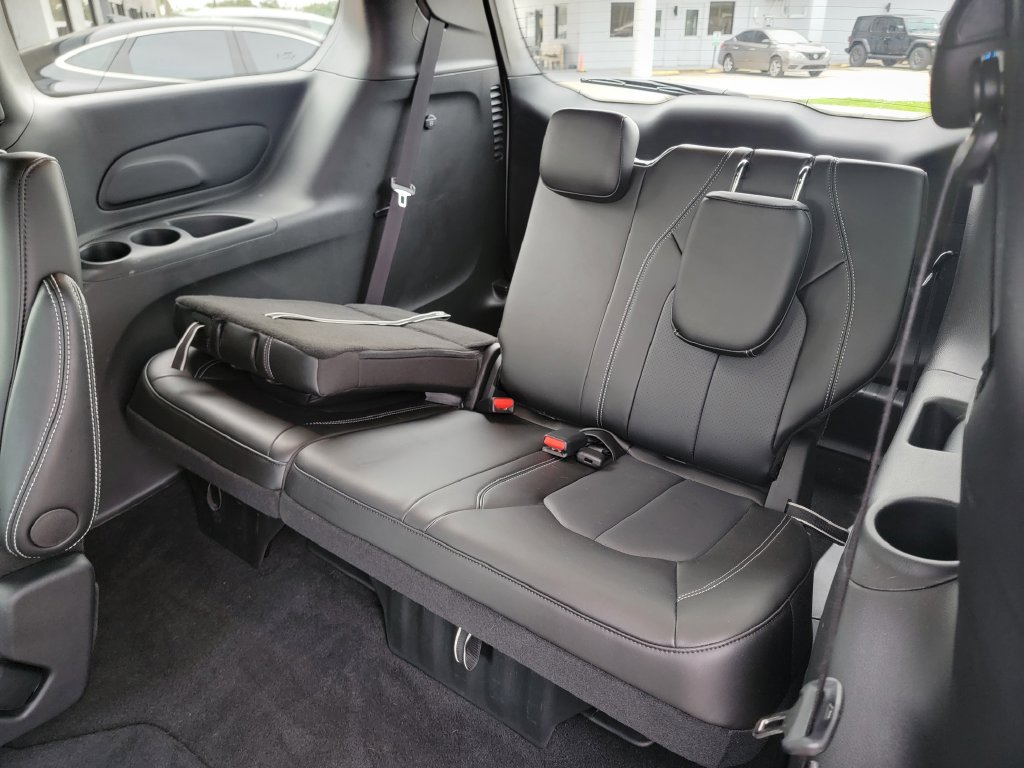 Used 2026 Chrysler Pacifica Select FWD image 13