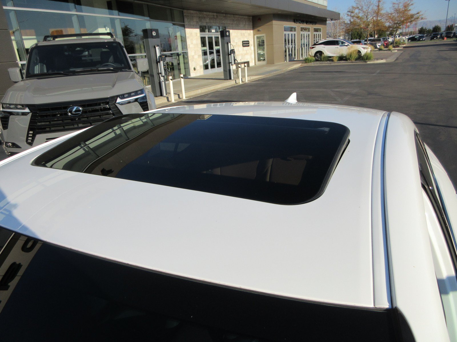 Used 2023 Lexus ES 300h w/ Accessory Package (Z2) FWD image 17